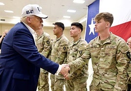 Trump saluda a soldados estadounidenses.