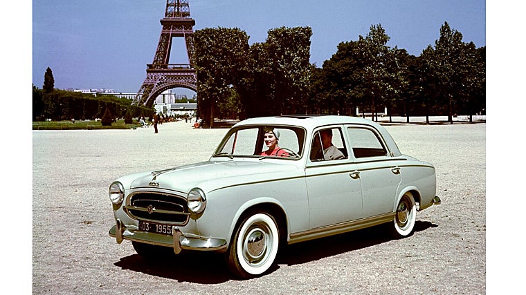 El coche frente a la Torre Eiffel