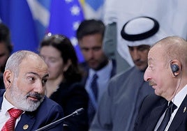 Los líderes azerbaiyano y armenio en una cumbre de los BRICS en Rusia en 2024.