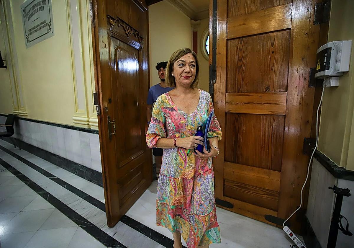 La regidora jumillana entra, este viernes, al salón de plenos municipal.