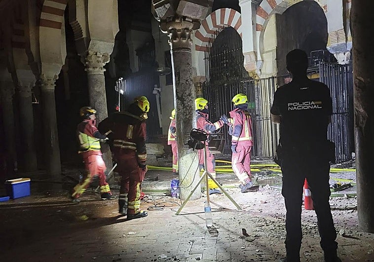Los bomberos han permanecido toda la noche en la Mezquita-Catedral de Córdoba