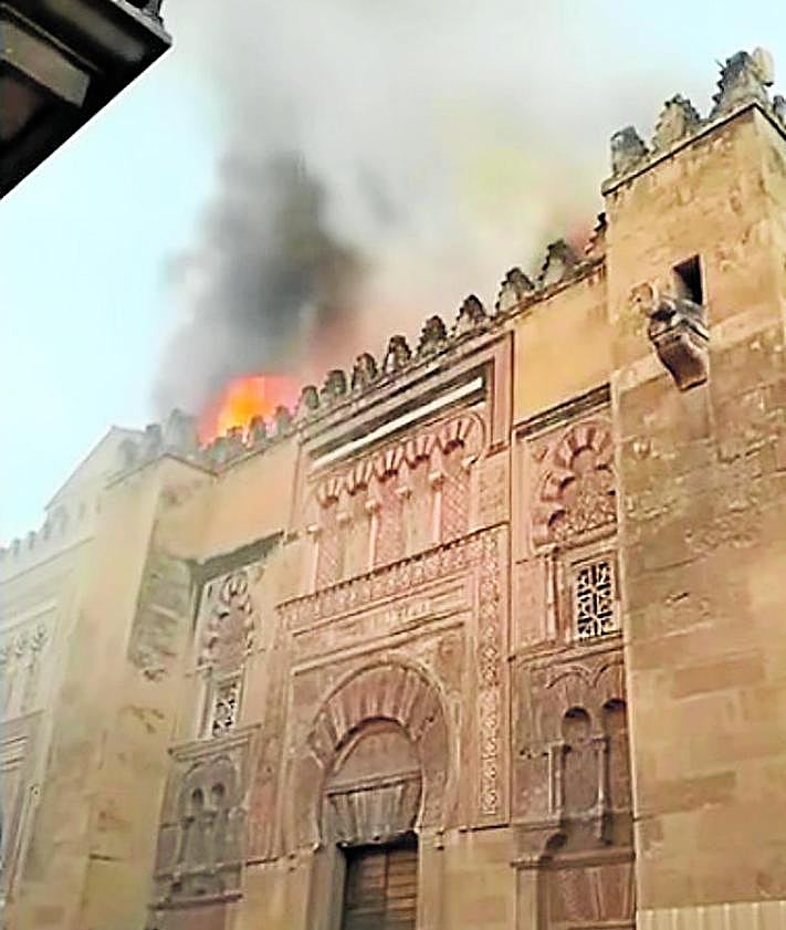 Imagen secundaria 2 - Diferentes imágenes del fuego en la Mezquita-Catedral de Córdoba.