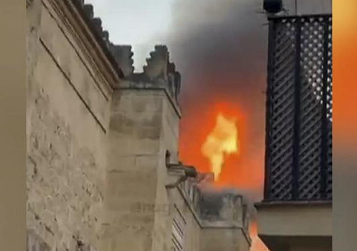 Imagen principal - Diferentes imágenes del fuego en la Mezquita-Catedral de Córdoba.