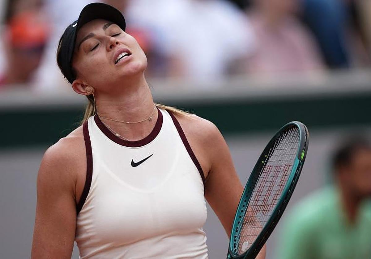 Paula Badosa se lamenta en un partido.