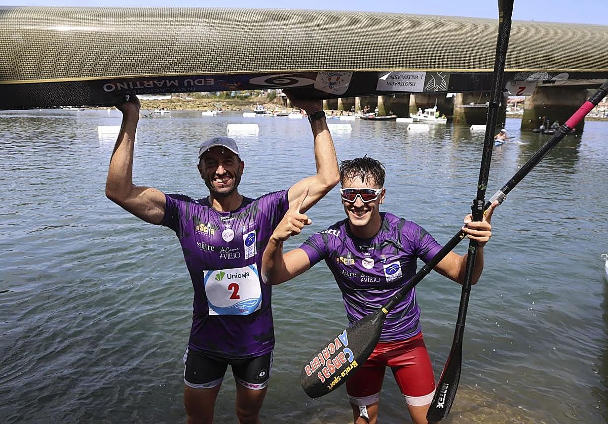 Walter Bouzán y Bertín Llera celebran su triunfo este sábado en el Descenso del Sella.