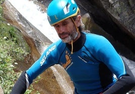 'Chente' es guía barrancos en la comarca de La Vera (Cáceres).