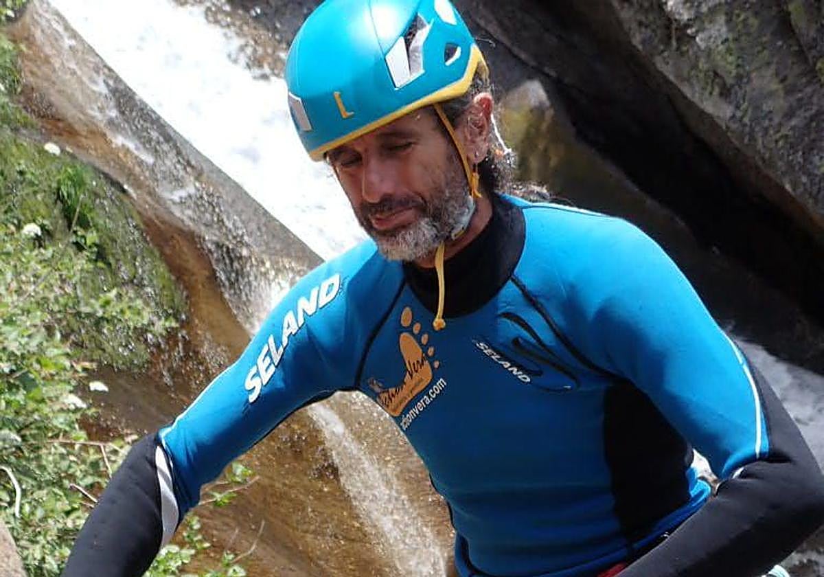 'Chente' es guía barrancos en la comarca de La Vera (Cáceres).
