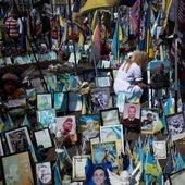 El precio humano de la invasión rusa se refleja en el parque de Kiev donde familiares y allegados dejan fotografías de soldados muertos.