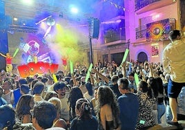 Rock and roll en la plaza del pueblo. Aun sin guitarras ni batería, solo con playlists, bailarinas y muchos vatios de sonido, Paco Santos hizo vibrar a cerca de 2.000 personas en Jarandilla.