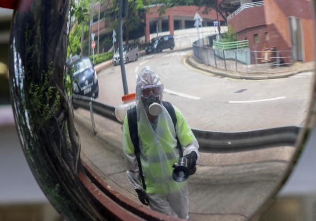 Um trabalhador realiza trabalhos de desinfecção em Hong Kong.