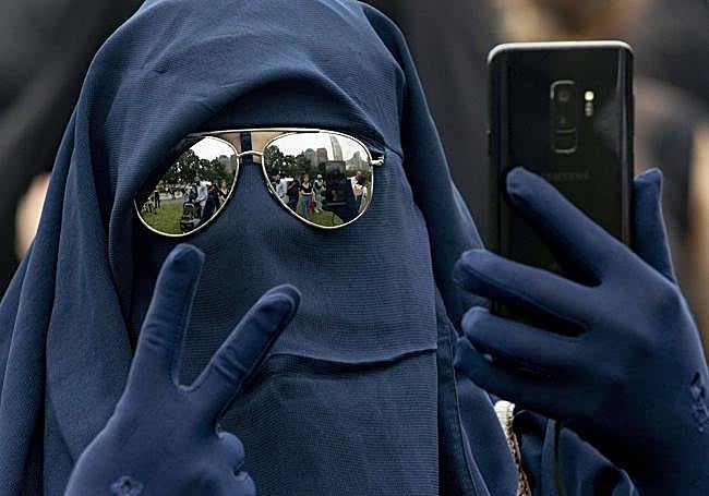 Una mujer ataviada con el velo integral niqab en una manifestación contra su prohibición en La Haya.