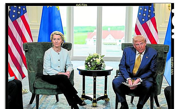 Von der Leyen y Trump posan tensos antes de su reunión en Escocia.