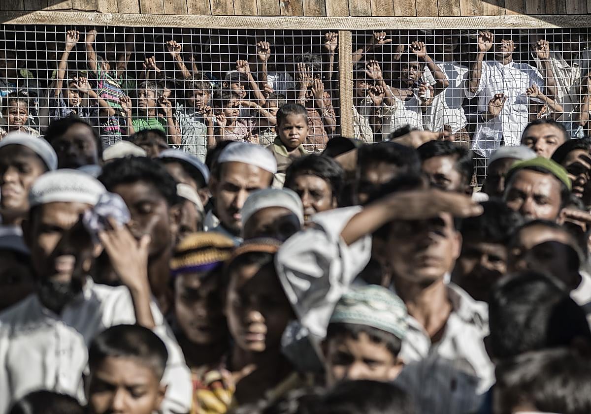 Imagen principal - Protestas a favor de la expulsión de los musulmanes rohingya en Myanmar,