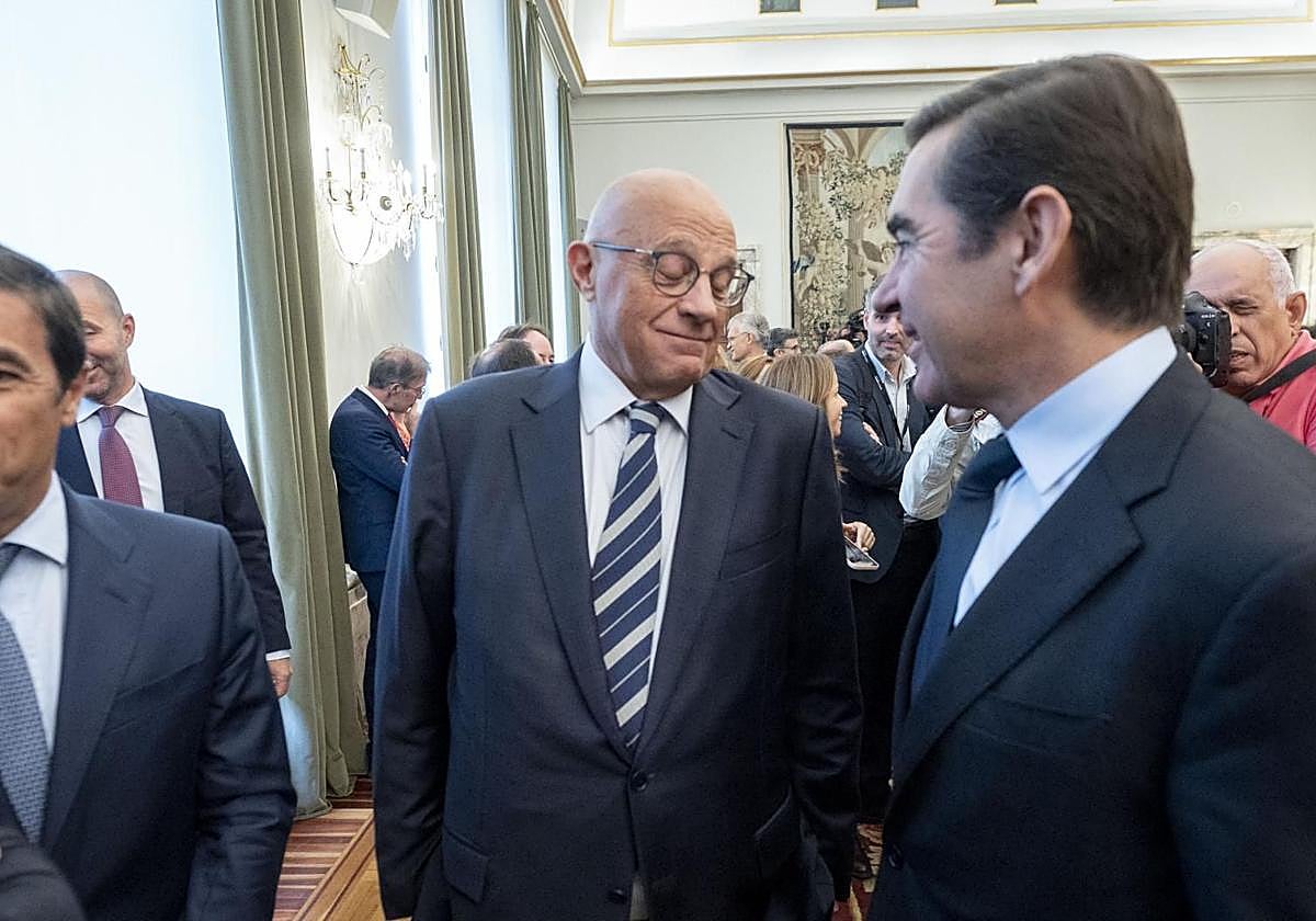 El presidente de Banco Sabadell, Josep Oliu, y el presidente de BBVA, Carlos Torres.