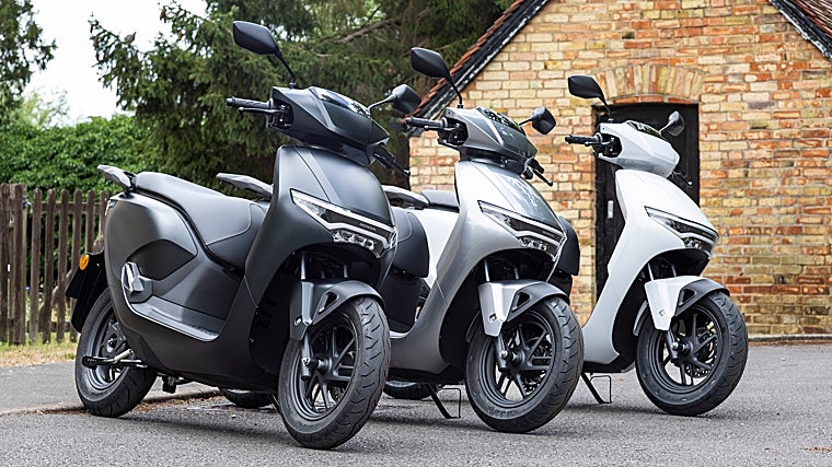 Disponible en tres colores: negro, gris y blanco