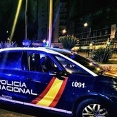 Imagen de archivo. Coche de la Policía Naciona patrulla por las calles de Málaga.