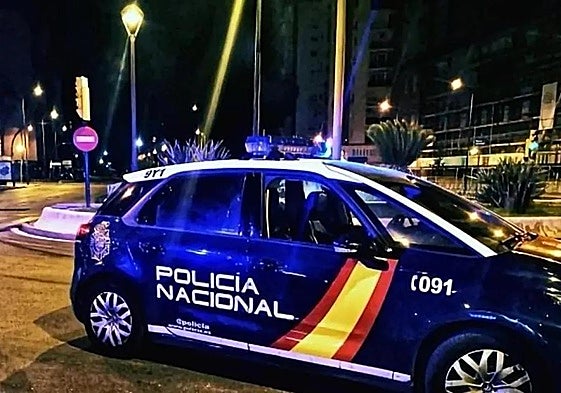 Imagen de archivo. Coche de la Policía Naciona patrulla por las calles de Málaga.