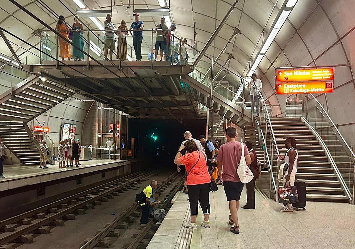 Momento en el que el joven se tira a las vías del metro.