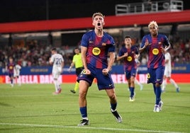 Fermín López celebra uno de sus dos goles ante el Como en el Trofeo Joan Gamper.