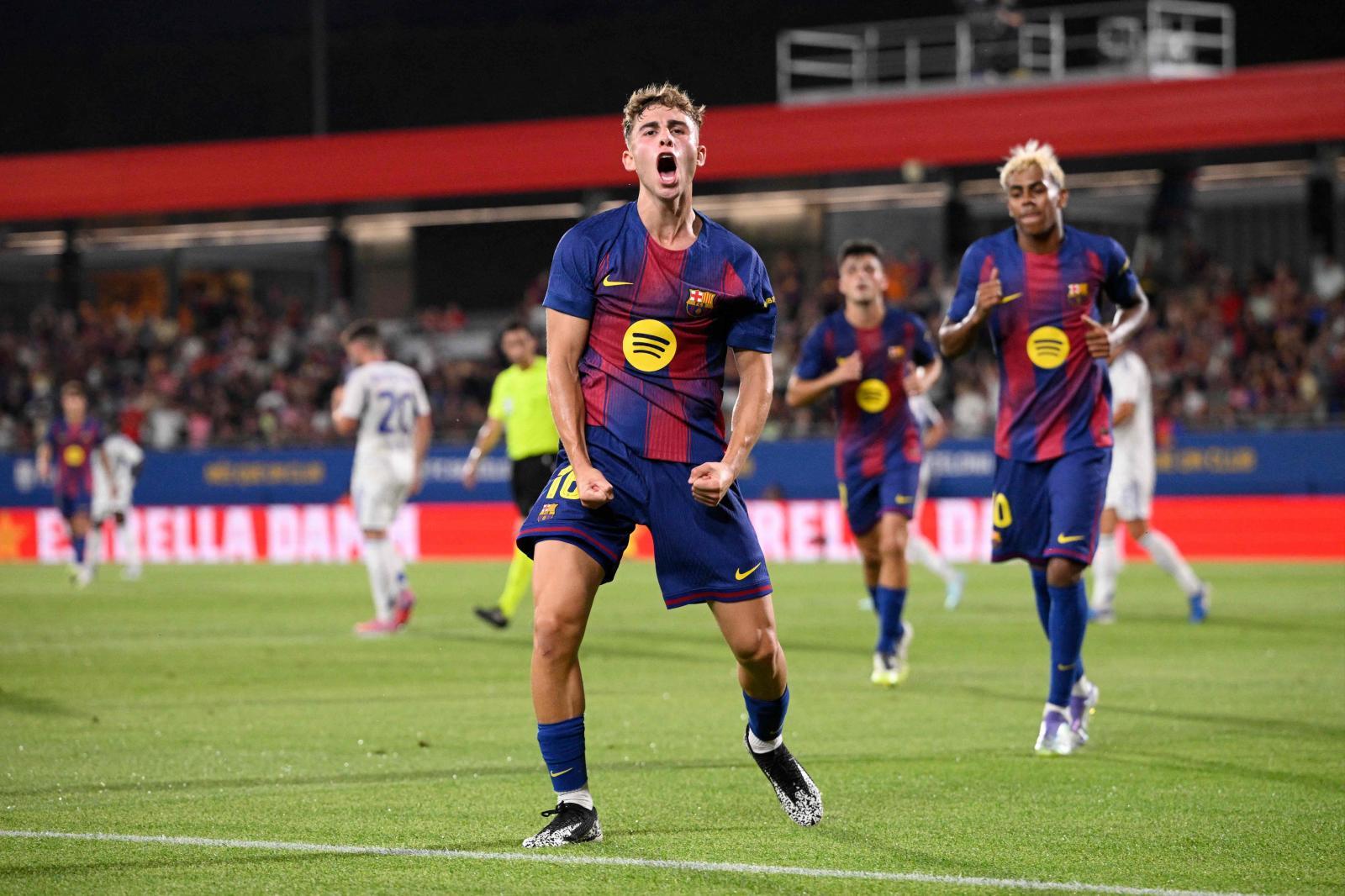 Fermín López celebra uno de sus dos goles ante el Como en el Trofeo Joan Gamper.