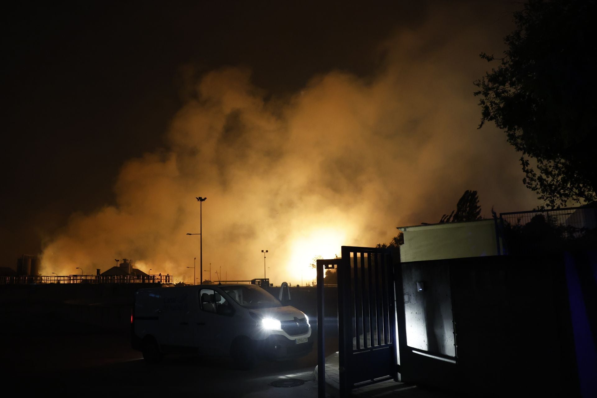 Imagen principal - En la imagen superior, acceso a una de las urbanizaciones que ha tenido que ser desalojada por su cercanía al incendio desatado este lunes; debajo, avance de las llamas en una zona de vegetación y pastos; por último, una dotación de Bomberos de Madrid en la carretera M-607 de Colmenar Viejo camino de ayudar en la extinción del fuego en Tres Cantos.