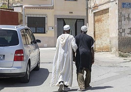 Dos inmigrantes pasean por la localidad murciana de Jumilla.