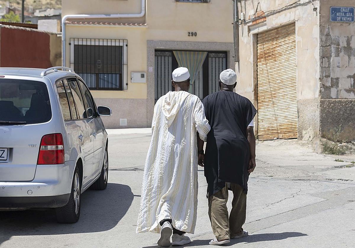 Dos inmigrantes pasean por la localidad murciana de Jumilla.