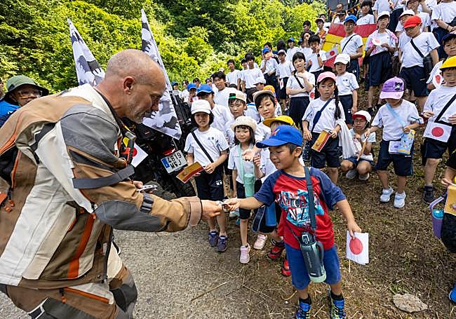 Julio Álamo es recibido por cientos de locales japoneses de Matsunoyama Onsen