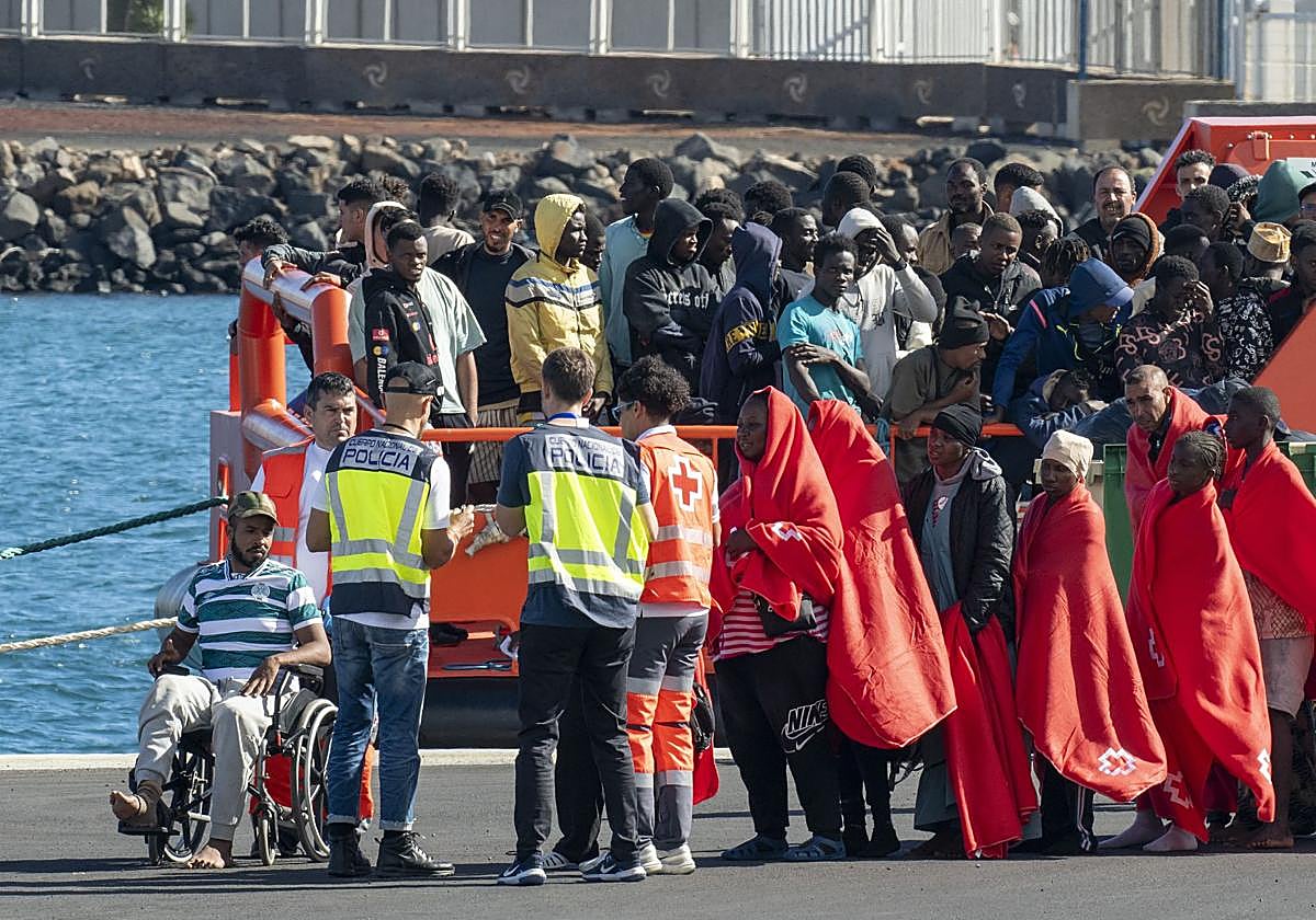 Llegada de un cayuco a Lanzarote.