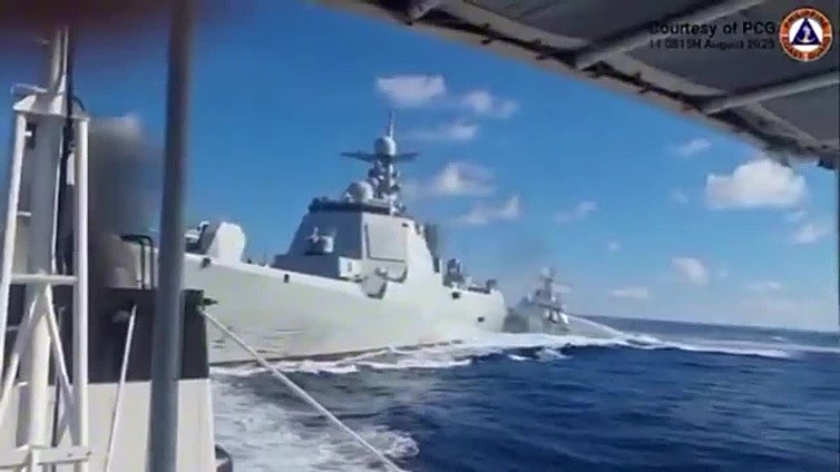 Dos barcos chinos chocan mientras perseguían a un patrullero filipino