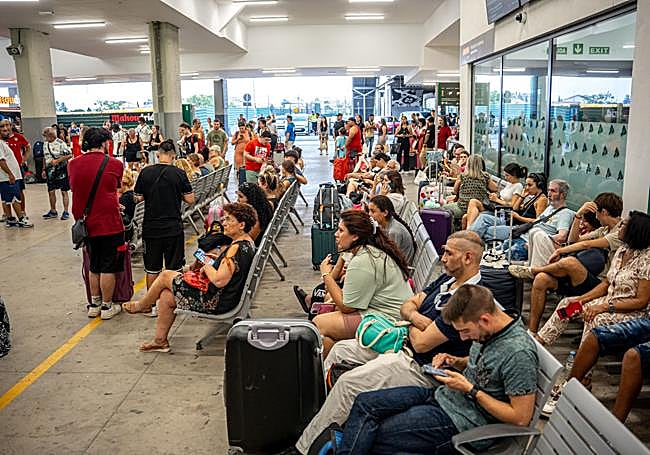 Decenas de personas esperando este martes por la tarde en la estación madrileña de Chamartín a que se reanudase el servicio de AVE con Galicia.