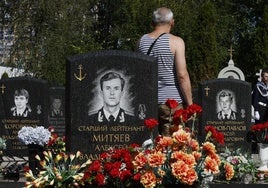 Una ofrenda floral en San Petersburgo fue uno de los contados actos por el aniversario.