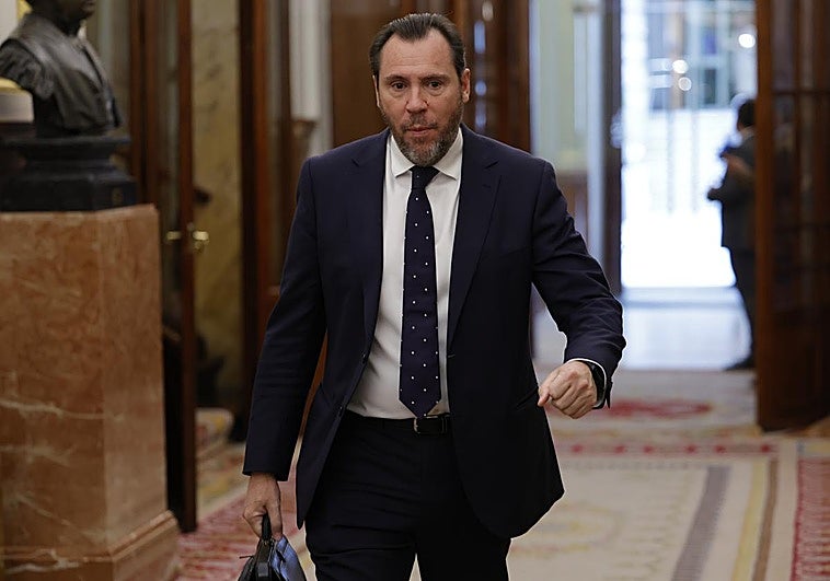 El ministro de Transportes, Óscar Puente, llega al pleno extraordinario celebrado a finales de julio.