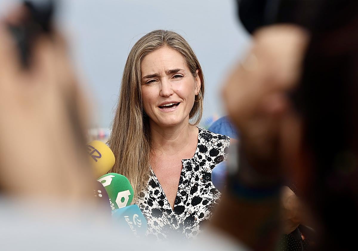 Sara Aagesen atiende a los medios tras la visita a la playa de Camposoto.