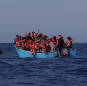 Imagen de archivo. Rescate de migrantes a bordo de un barco abarrotado.