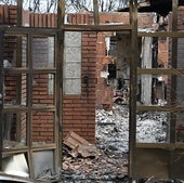 Vista de una casa dañada por el incendio de Tres Cantos, Madrid.