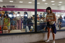 Viajeros en la estación de Chamartín en Madrid este martes