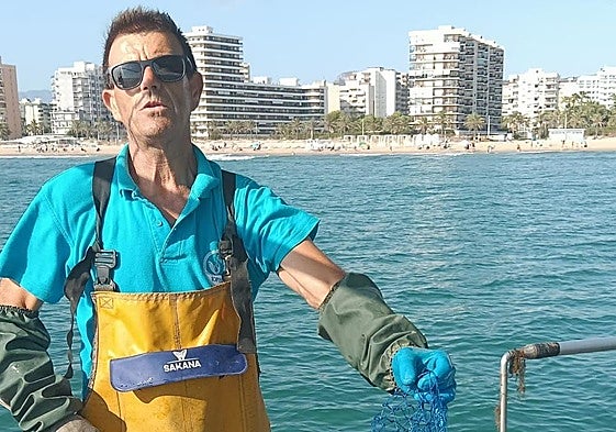 Miguel, con medusas capturadas ante la playa de Gandía.