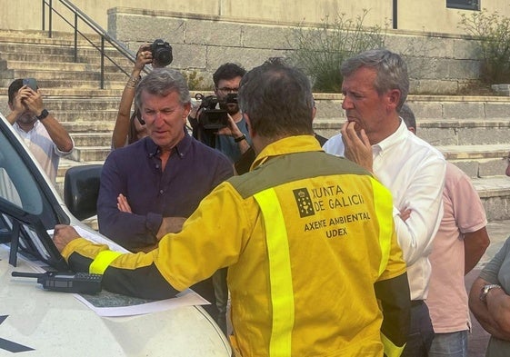 El presidente del PP, Alberto Núñez Feijóo, visita esta tarde el puesto de control de mando avanzado de extinción de incendios de Chandrexa de Queixa (Ourense) junto al presidente de la Xunta de Galicia, Alfonso Rueda.