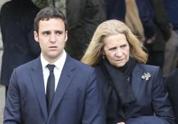 Otro disgusto para la infanta Elena: Froilán de nuevo en las portadas por abrazarse a una famosa en Ibiza