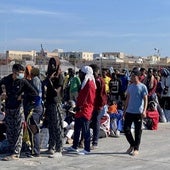 Decenas de migrantes esperan en la isla italiana de Lampedusa.