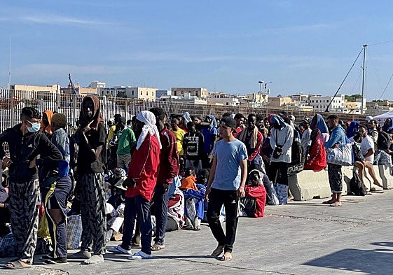 Decenas de migrantes esperan en la isla italiana de Lampedusa.