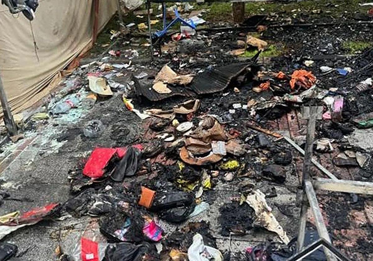 Imagen de los restos del incendio del puesto ambulante.