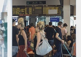 Viajeros esperan en la estación de Chamartín este jueves en la línea de alta velocidad ferroviaria entre Madrid y Galicia.