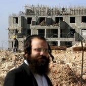 Un colono judío junto a la construcción de una casa en Cisjordania.