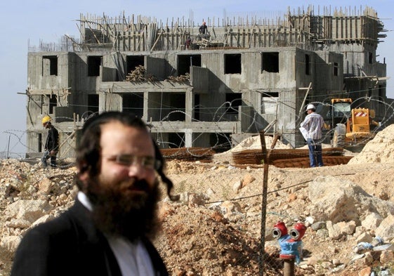 Un colono judío junto a la construcción de una casa en Cisjordania.