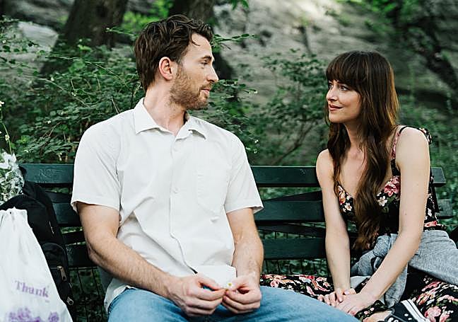 Chris Evans y Dakota Johnson eb el filme.