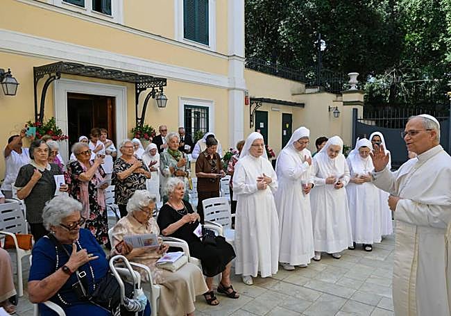Leo Xiv cumprimenta a equipe de residência de Castel Gandolfo.