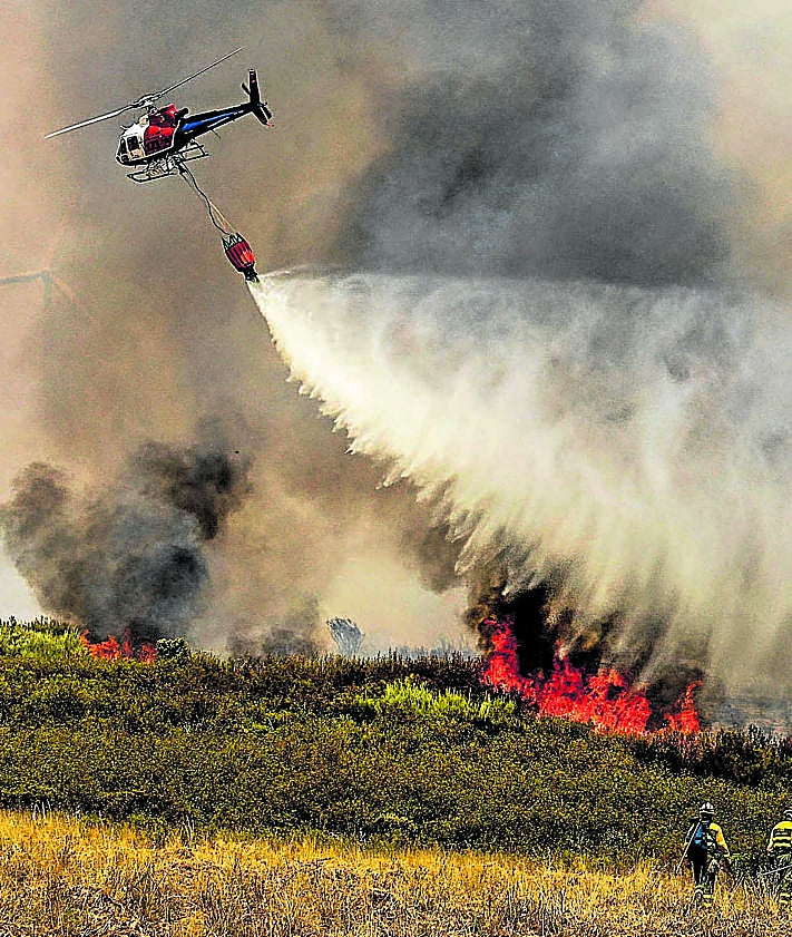 Imagen secundaria 2 - Arriba, imagen de Losacio, en Zamora, Abajo, caballos por una carretera en medio de un área calcinada por el incendio forestal de Manzaneda (Ourense) y un helicoptero ayudando a la extinción en Abejera de Tabara, Zamora. 