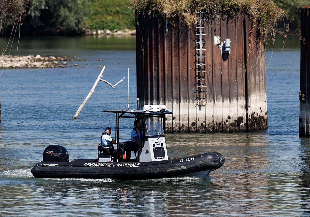 Una lancha de los gendarmes franceses en el río Sena.